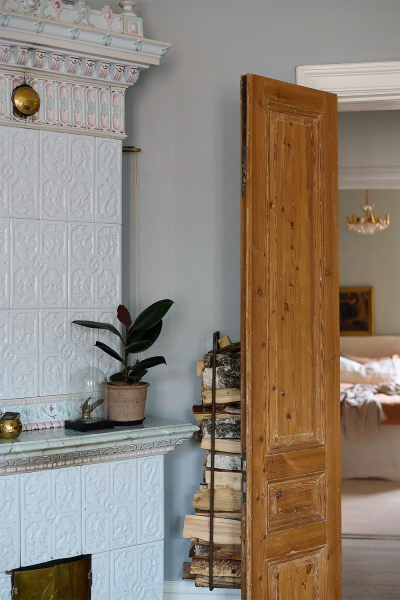 Просторная шведская квартира с синим диваном и винтажными деталями