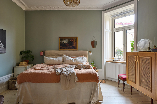 Просторная шведская квартира с синим диваном и винтажными деталями