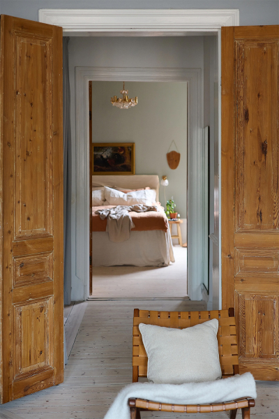 Просторная шведская квартира с синим диваном и винтажными деталями