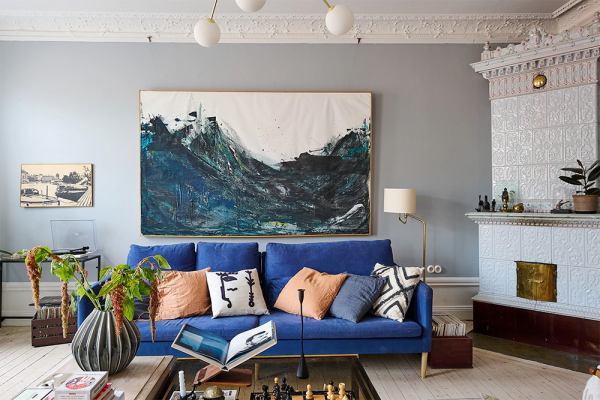 Просторная шведская квартира с синим диваном и винтажными деталями