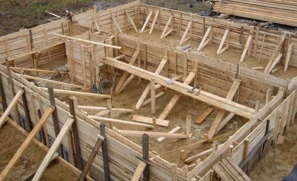 Опалубка для фундамента: как сделать и установить + способы сэкономить Опалубка для фундамента: как сделать и установить + способы сэкономить