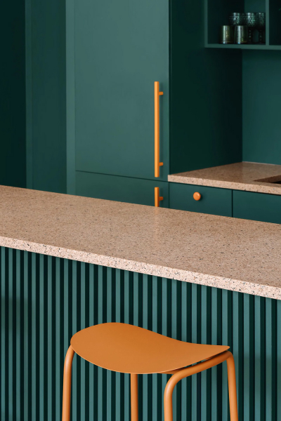 Акцентная кухня, винтажные двери и высокие потолки: квартира во Вроцлаве Акцентная кухня, винтажные двери и высокие потолки: квартира во Вроцлаве