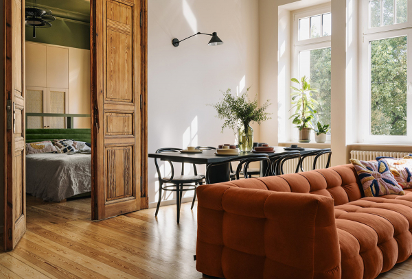 Акцентная кухня, винтажные двери и высокие потолки: квартира во Вроцлаве Акцентная кухня, винтажные двери и высокие потолки: квартира во Вроцлаве