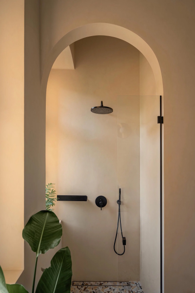 Акцентная кухня, винтажные двери и высокие потолки: квартира во Вроцлаве Акцентная кухня, винтажные двери и высокие потолки: квартира во Вроцлаве