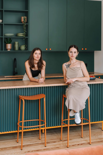 Акцентная кухня, винтажные двери и высокие потолки: квартира во Вроцлаве Акцентная кухня, винтажные двери и высокие потолки: квартира во Вроцлаве