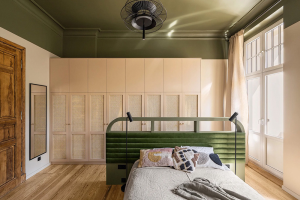 Акцентная кухня, винтажные двери и высокие потолки: квартира во Вроцлаве Акцентная кухня, винтажные двери и высокие потолки: квартира во Вроцлаве