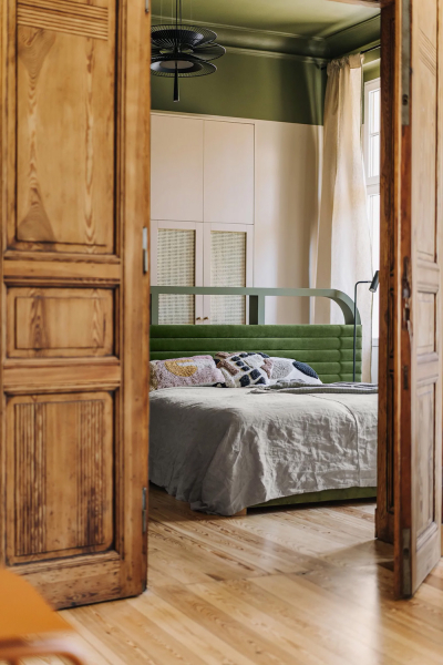 Акцентная кухня, винтажные двери и высокие потолки: квартира во Вроцлаве Акцентная кухня, винтажные двери и высокие потолки: квартира во Вроцлаве