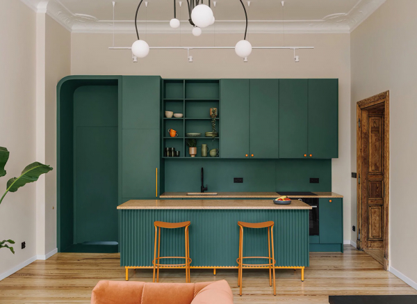 Акцентная кухня, винтажные двери и высокие потолки: квартира во Вроцлаве Акцентная кухня, винтажные двери и высокие потолки: квартира во Вроцлаве