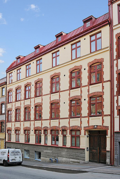 Белый скандинавский интерьер с ярким настенными декором (61 кв. м)
