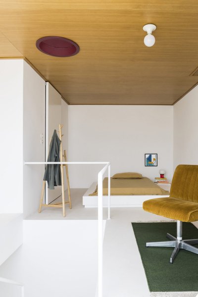 Маленький дом с большим глазом и лестницей в небо на юге Италии