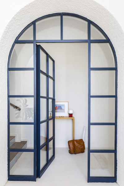 Маленький дом с большим глазом и лестницей в небо на юге Италии