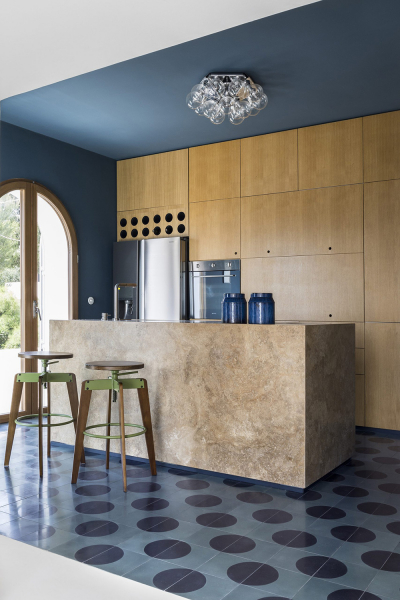 Маленький дом с большим глазом и лестницей в небо на юге Италии