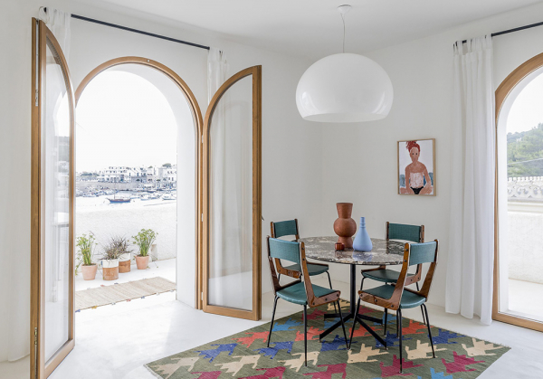 Маленький дом с большим глазом и лестницей в небо на юге Италии