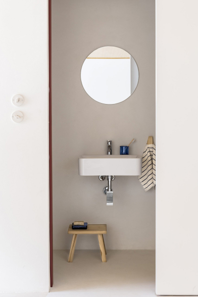 Маленький дом с большим глазом и лестницей в небо на юге Италии