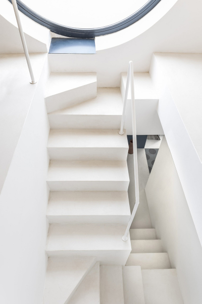 Маленький дом с большим глазом и лестницей в небо на юге Италии