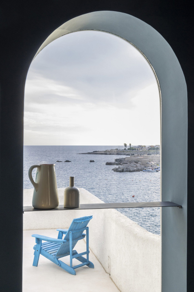 Маленький дом с большим глазом и лестницей в небо на юге Италии