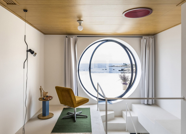 Маленький дом с большим глазом и лестницей в небо на юге Италии