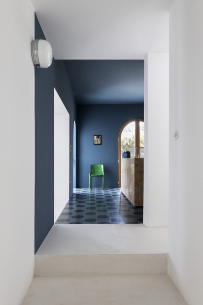 Маленький дом с большим глазом и лестницей в небо на юге Италии