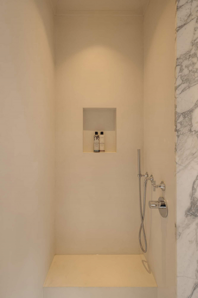 Приятный современный дизайн апартаментов в доме на канале в Амстердаме Приятный современный дизайн апартаментов в доме на канале в Амстердаме