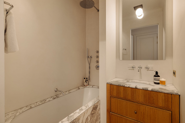 Приятный современный дизайн апартаментов в доме на канале в Амстердаме Приятный современный дизайн апартаментов в доме на канале в Амстердаме