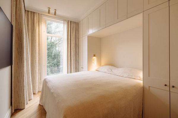 Приятный современный дизайн апартаментов в доме на канале в Амстердаме Приятный современный дизайн апартаментов в доме на канале в Амстердаме