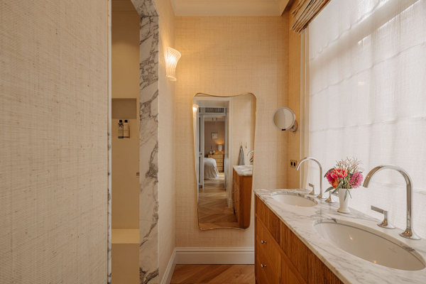 Приятный современный дизайн апартаментов в доме на канале в Амстердаме Приятный современный дизайн апартаментов в доме на канале в Амстердаме