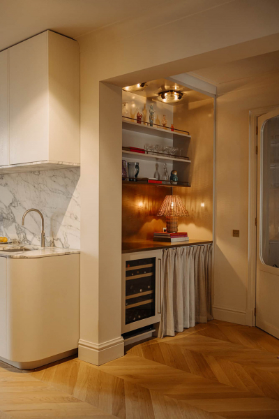 Приятный современный дизайн апартаментов в доме на канале в Амстердаме Приятный современный дизайн апартаментов в доме на канале в Амстердаме