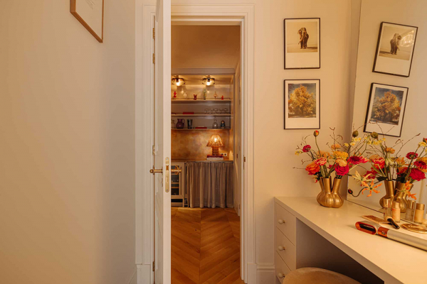 Приятный современный дизайн апартаментов в доме на канале в Амстердаме Приятный современный дизайн апартаментов в доме на канале в Амстердаме