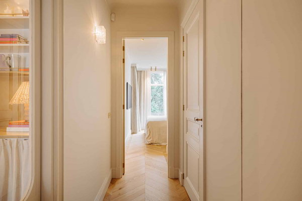 Приятный современный дизайн апартаментов в доме на канале в Амстердаме Приятный современный дизайн апартаментов в доме на канале в Амстердаме