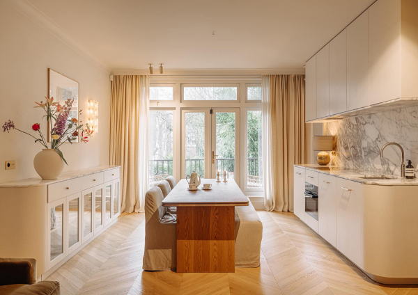 Приятный современный дизайн апартаментов в доме на канале в Амстердаме Приятный современный дизайн апартаментов в доме на канале в Амстердаме