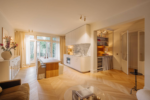 Приятный современный дизайн апартаментов в доме на канале в Амстердаме Приятный современный дизайн апартаментов в доме на канале в Амстердаме