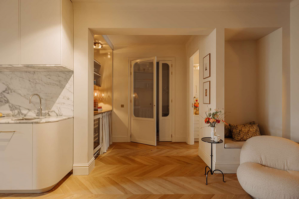 Приятный современный дизайн апартаментов в доме на канале в Амстердаме Приятный современный дизайн апартаментов в доме на канале в Амстердаме