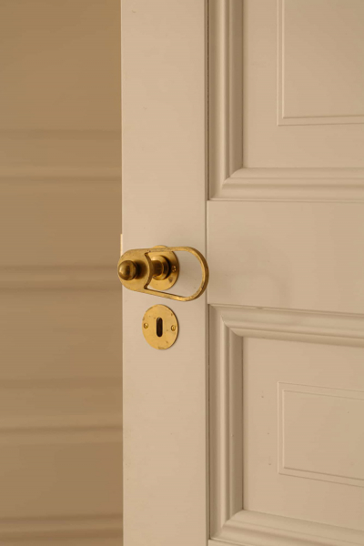 Приятный современный дизайн апартаментов в доме на канале в Амстердаме Приятный современный дизайн апартаментов в доме на канале в Амстердаме