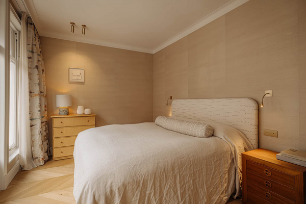 Приятный современный дизайн апартаментов в доме на канале в Амстердаме Приятный современный дизайн апартаментов в доме на канале в Амстердаме