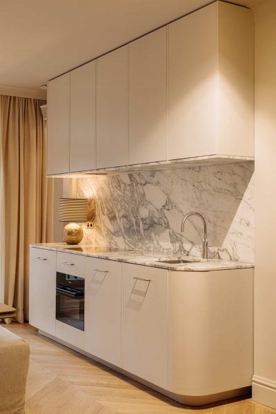 Приятный современный дизайн апартаментов в доме на канале в Амстердаме Приятный современный дизайн апартаментов в доме на канале в Амстердаме