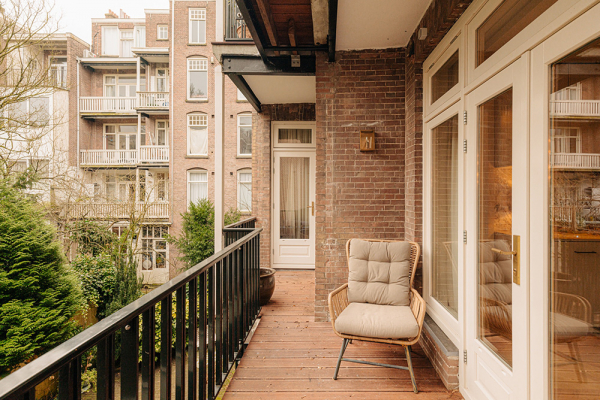 Приятный современный дизайн апартаментов в доме на канале в Амстердаме Приятный современный дизайн апартаментов в доме на канале в Амстердаме