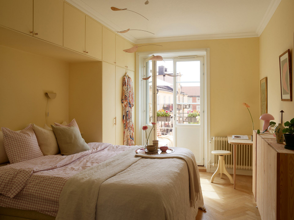 Шведская квартира с пастельными спальнями и видами на залив (54 кв. м)