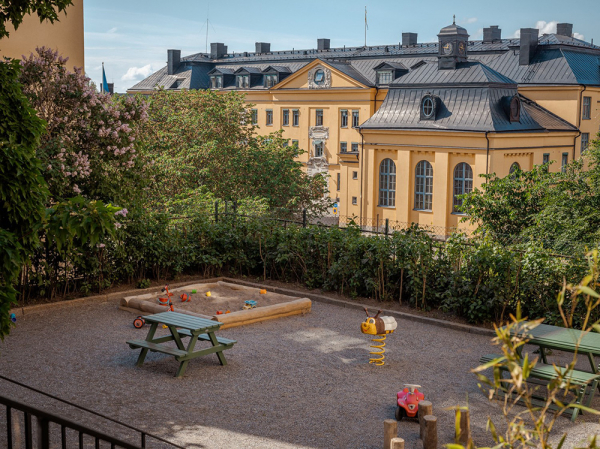 Шведская квартира с пастельными спальнями и видами на залив (54 кв. м)