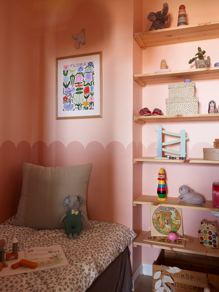 Шведская квартира с пастельными спальнями и видами на залив (54 кв. м)