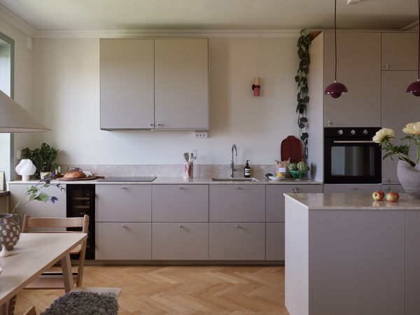 Шведская квартира с пастельными спальнями и видами на залив (54 кв. м)