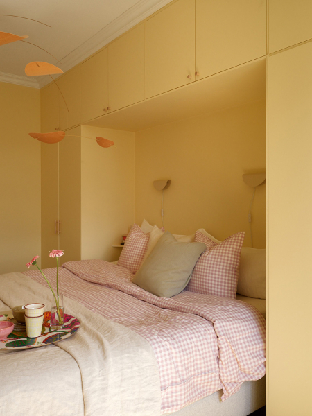 Шведская квартира с пастельными спальнями и видами на залив (54 кв. м)