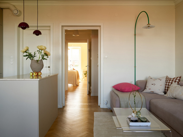 Шведская квартира с пастельными спальнями и видами на залив (54 кв. м)