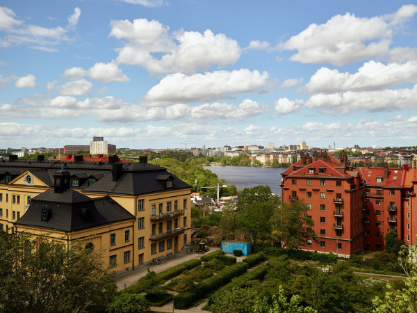 Шведская квартира с пастельными спальнями и видами на залив (54 кв. м)
