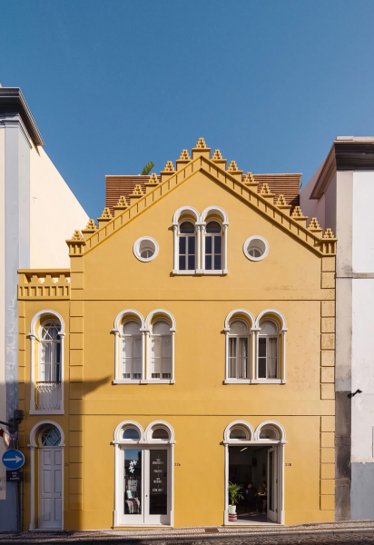 Солнечная квартира в уникальном доме на острове Мадейра