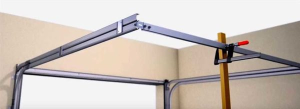 Монтаж секционных ворот в гараже — все тонкости установки