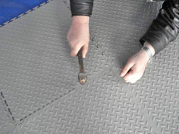 Чем покрыть пол в гараже из бетона