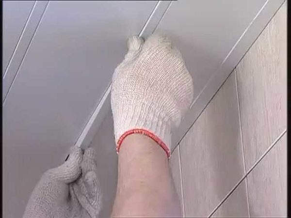 Подвесной потолок из алюминиевых реек