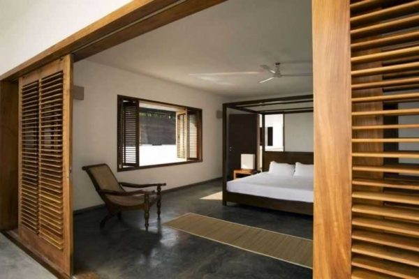 Двери-жалюзи: деревянные, пластиковые, металлические