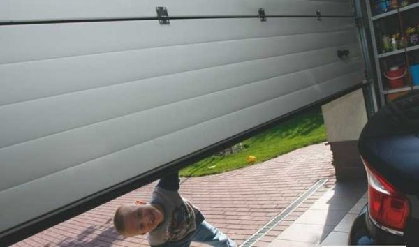 Секционные ворота для гаража: как выбрать