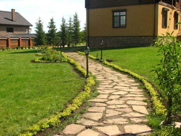 Освещение участка возле дома, дачи